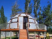 新疆博州（zhōu）賽裏木湖景區（qū）蒙古包的應用